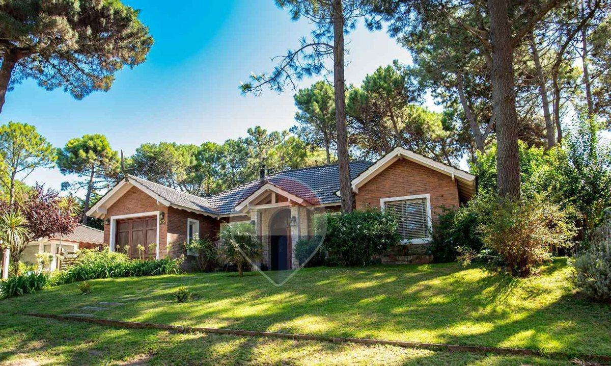 Venta Casa 5 ambientes Pinamar con garaje quincho