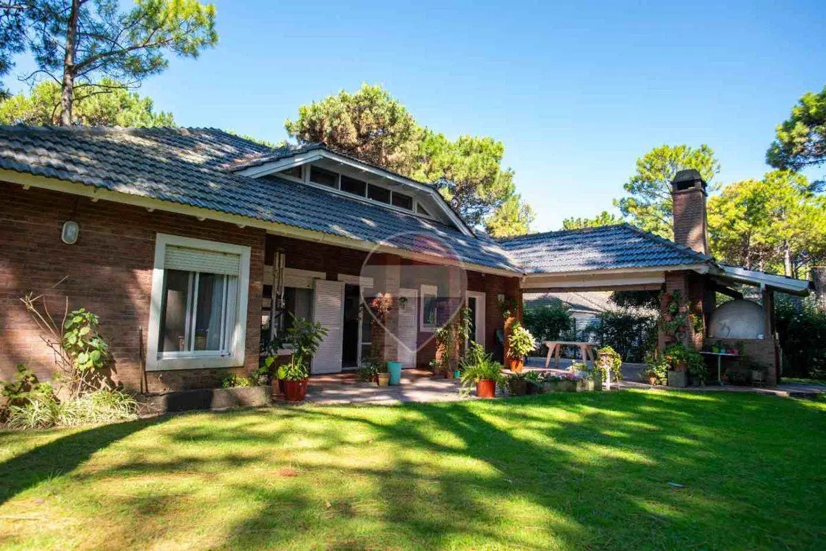 Venta Casa 5 ambientes Pinamar con garaje quincho 2