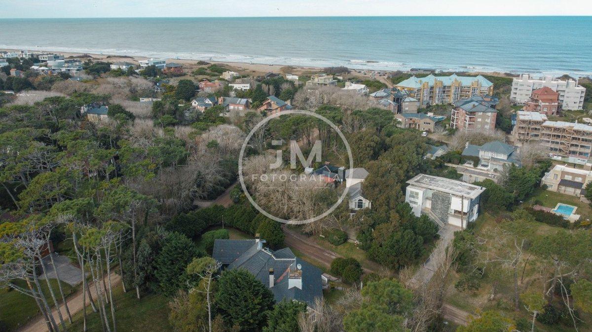 CASA EN VENTA CARILÓ 6 DORMITORIOS CERCA DEL MAR