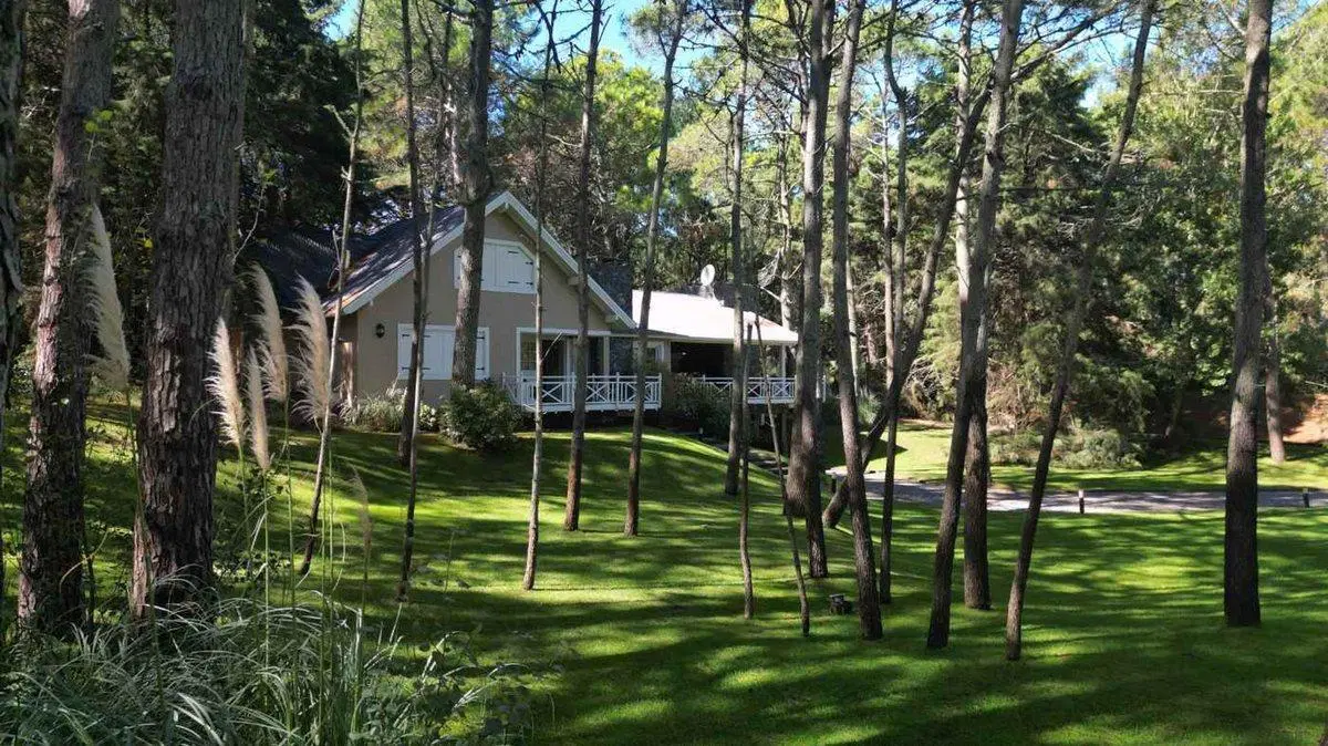 CASA VENTA 6 AMBIENTES CARILO 4
