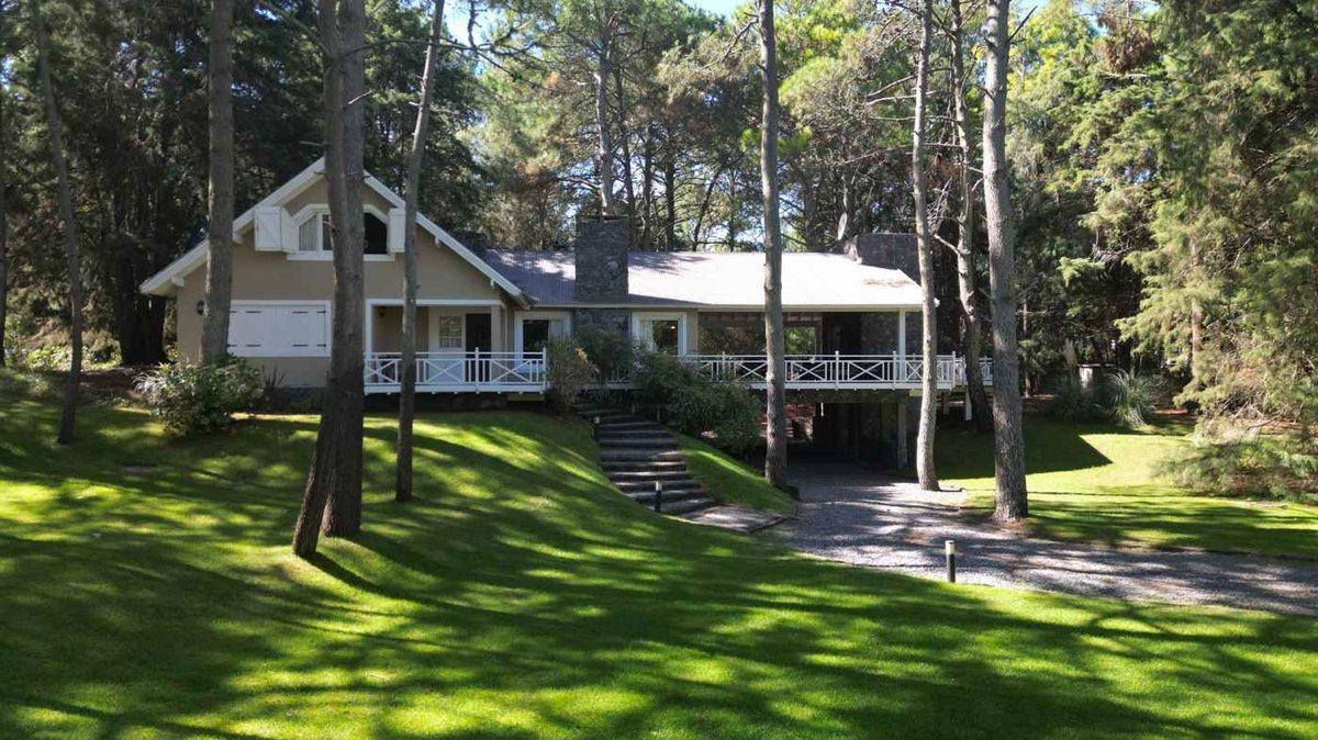 CASA VENTA 6 AMBIENTES CARILO