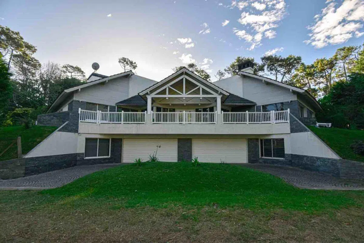 CASA EN VENTA CARILÓ 6 DORMITORIOS CERCA DEL MAR 3