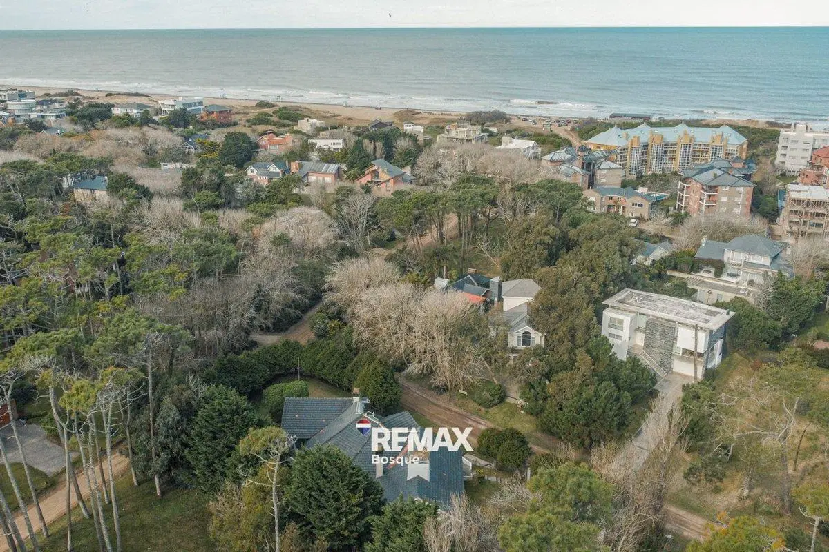 CASA EN VENTA CARILÓ 6 DORMITORIOS CERCA DEL MAR 2