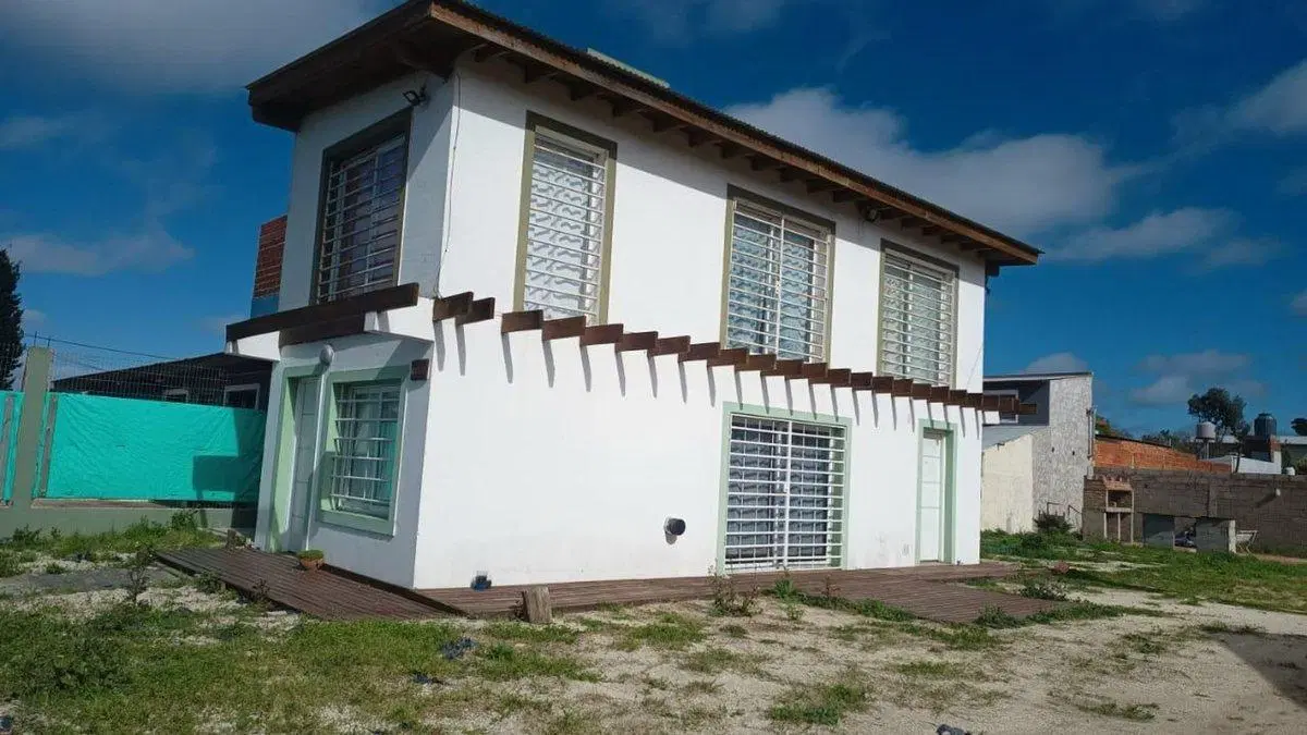 CASA EN VENTA EN VILLA GESELL, GAS NATURAL 3