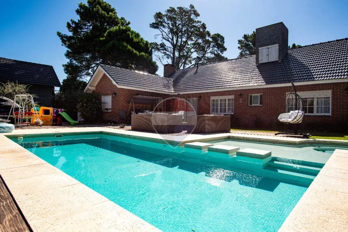 Casa en Venta  5 ambientes Pinamar Pscina y jardín 3