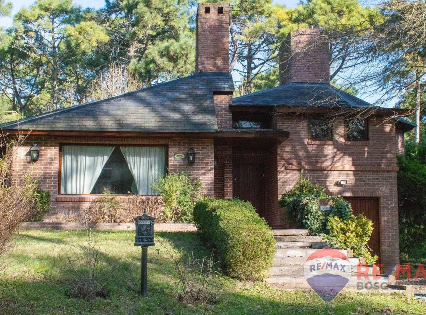 VENTA DE CASA EN CARILO, ZONA GOLF. CON PISCINA