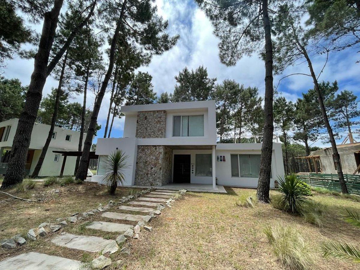 Venta Casa Villa Robles fondo laguna Barrio II 573