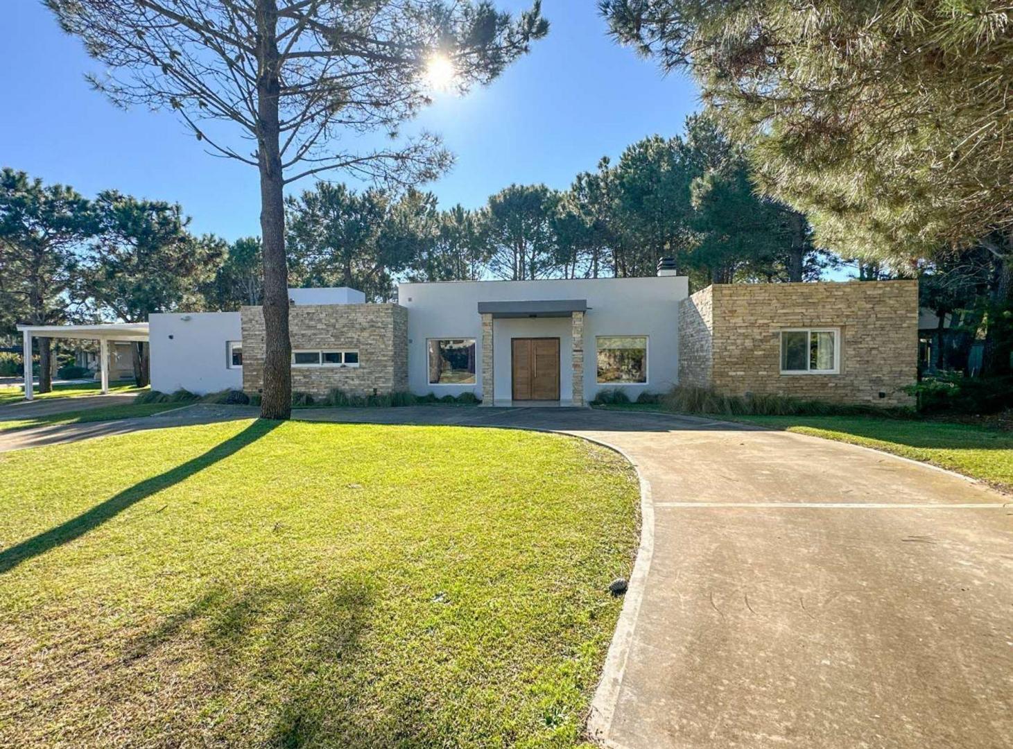 Casa con piscina en venta en La Herradura Pinamar