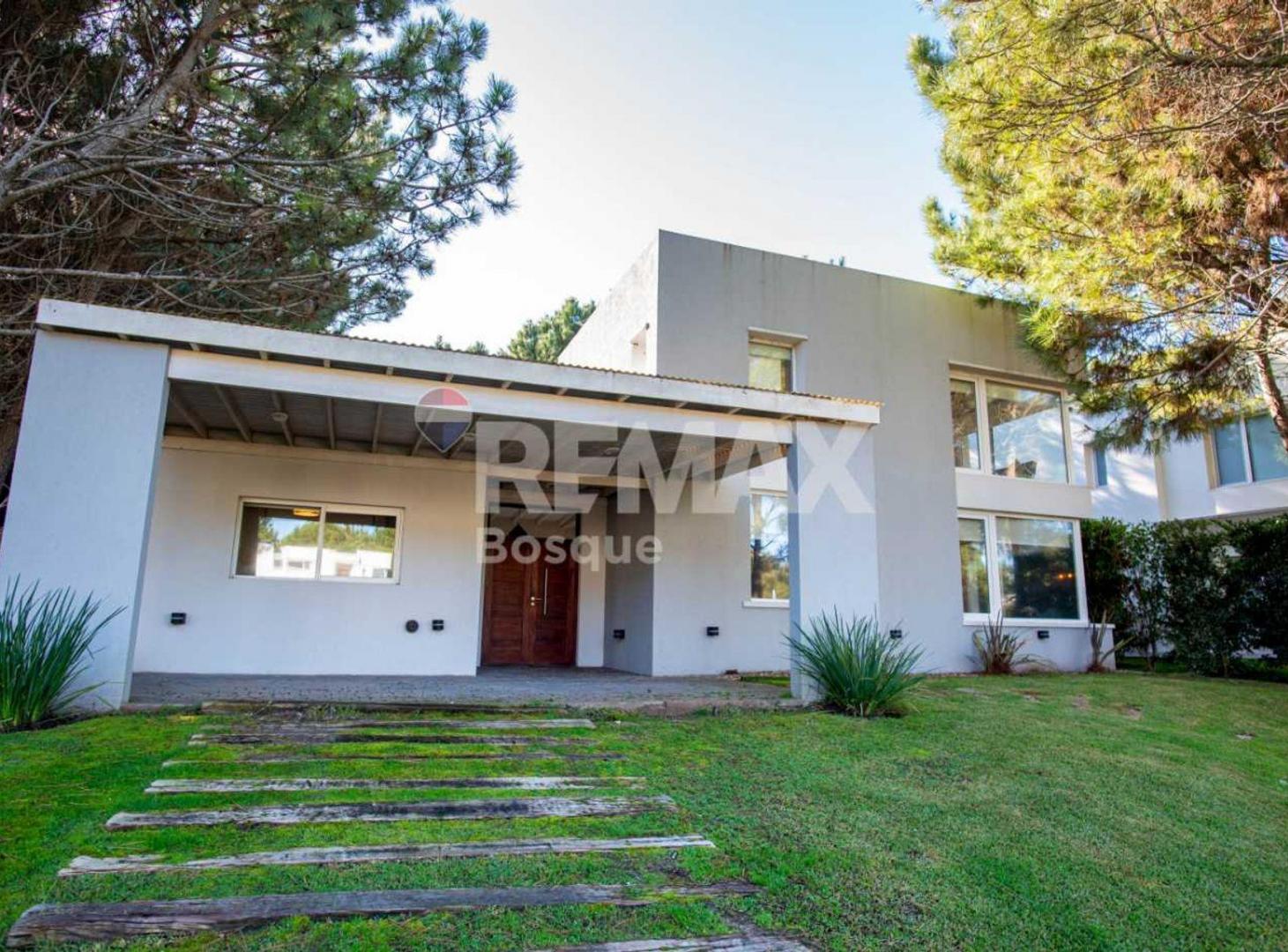 CASA VENTA COSTA ESMERALDA - FONDO LIBRE AL GOLF