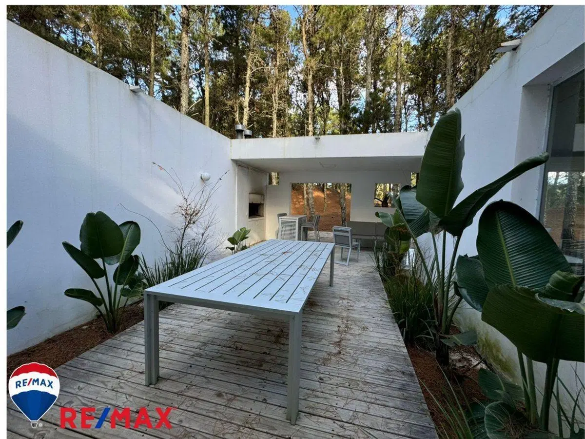Venta de casa minimalista en Barrio Bosques 3