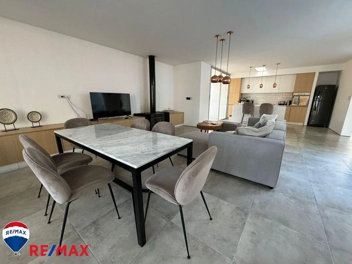 Venta de casa minimalista en Barrio Bosques 5