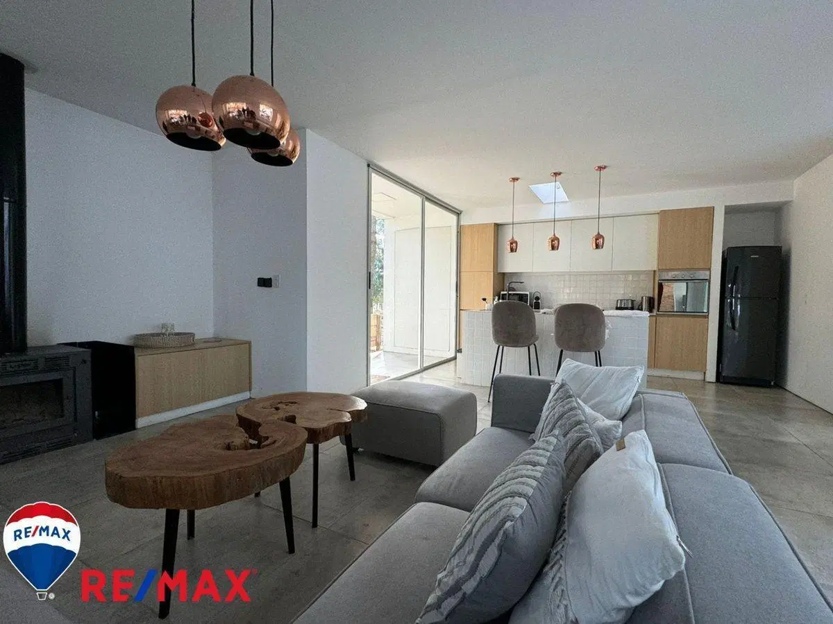 Venta de casa minimalista en Barrio Bosques 8