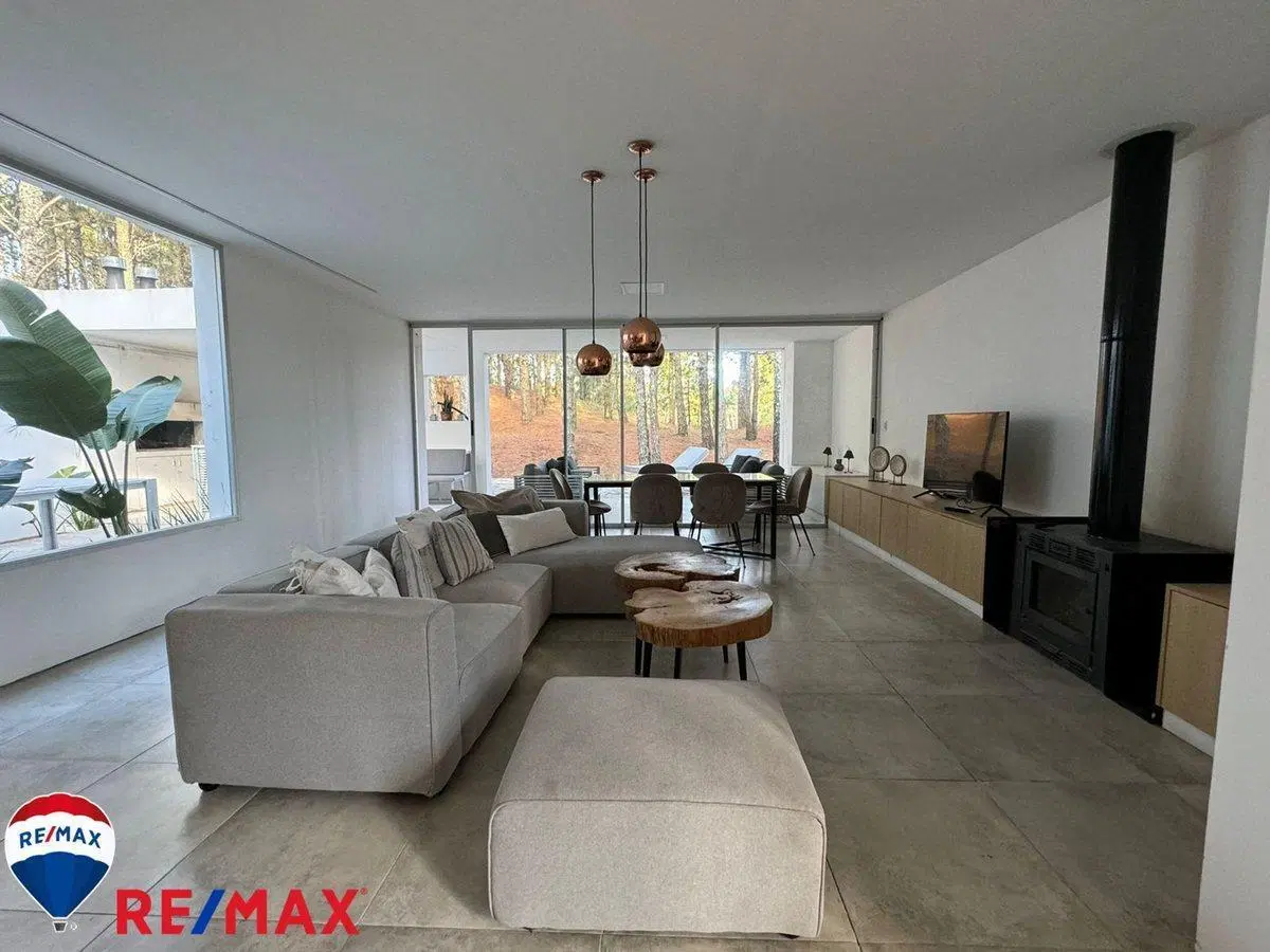 Venta de casa minimalista en Barrio Bosques 4