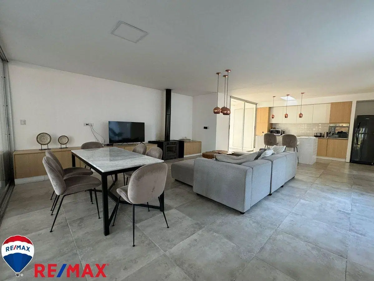 Venta de casa minimalista en Barrio Bosques 2