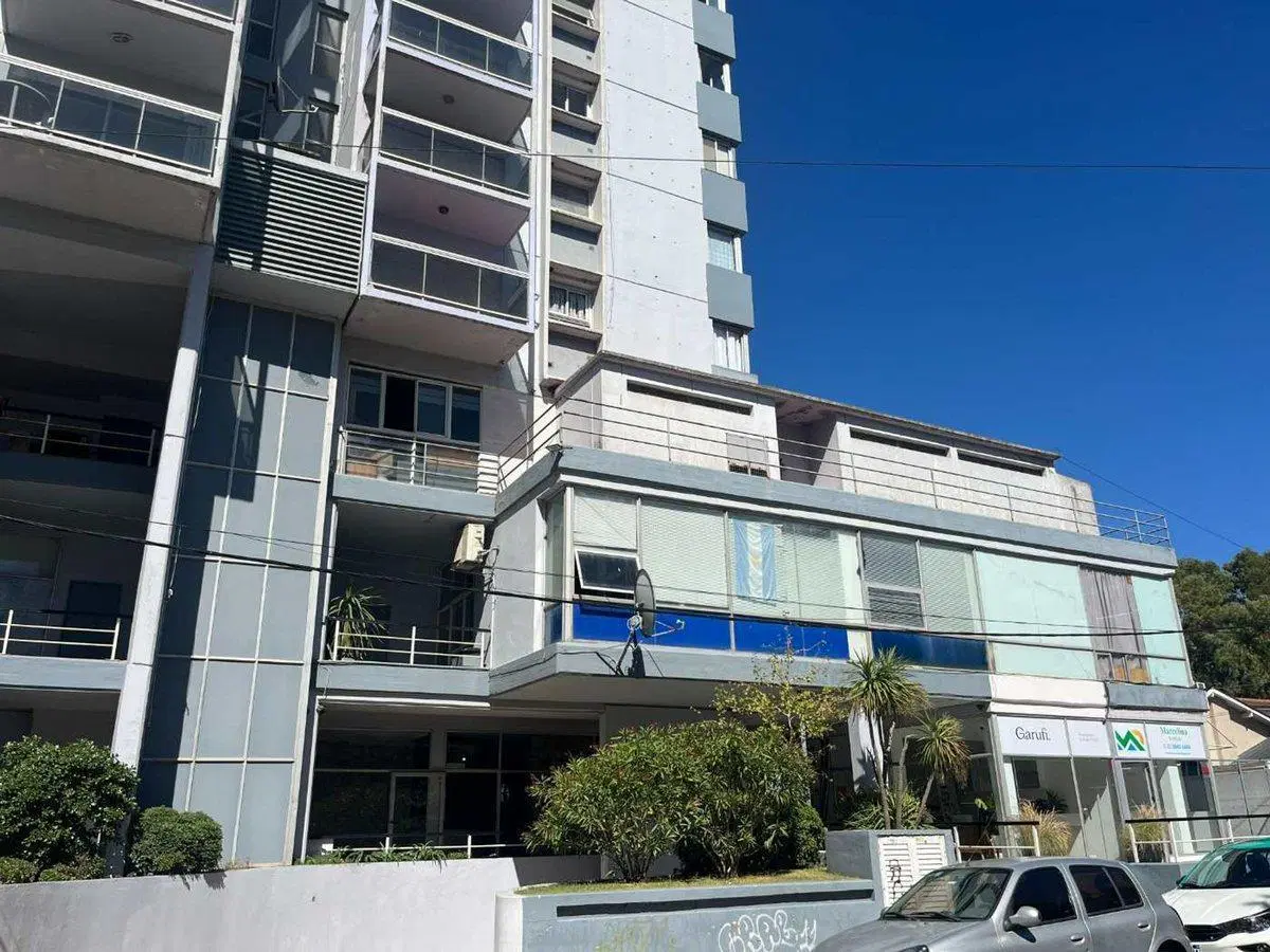Venta Local Pinamar Centro, excelente ubicación. 3