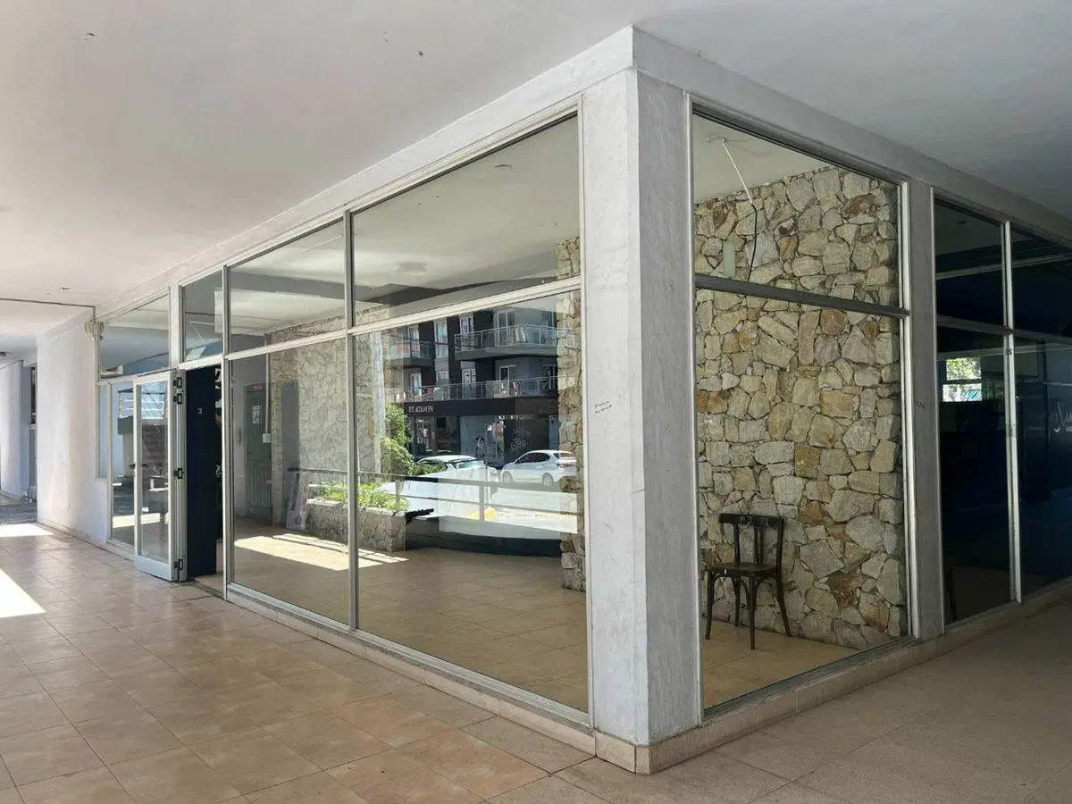 Venta Local Pinamar Centro, excelente ubicación. 2