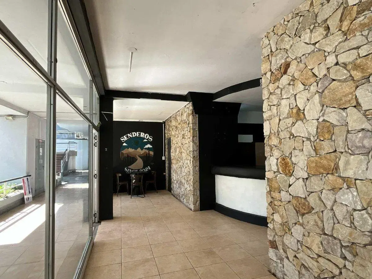 Venta Local Pinamar Centro, excelente ubicación. 4