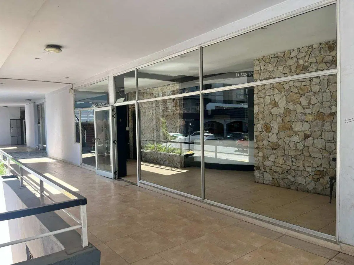 Venta Local Pinamar Centro, excelente ubicación. 5