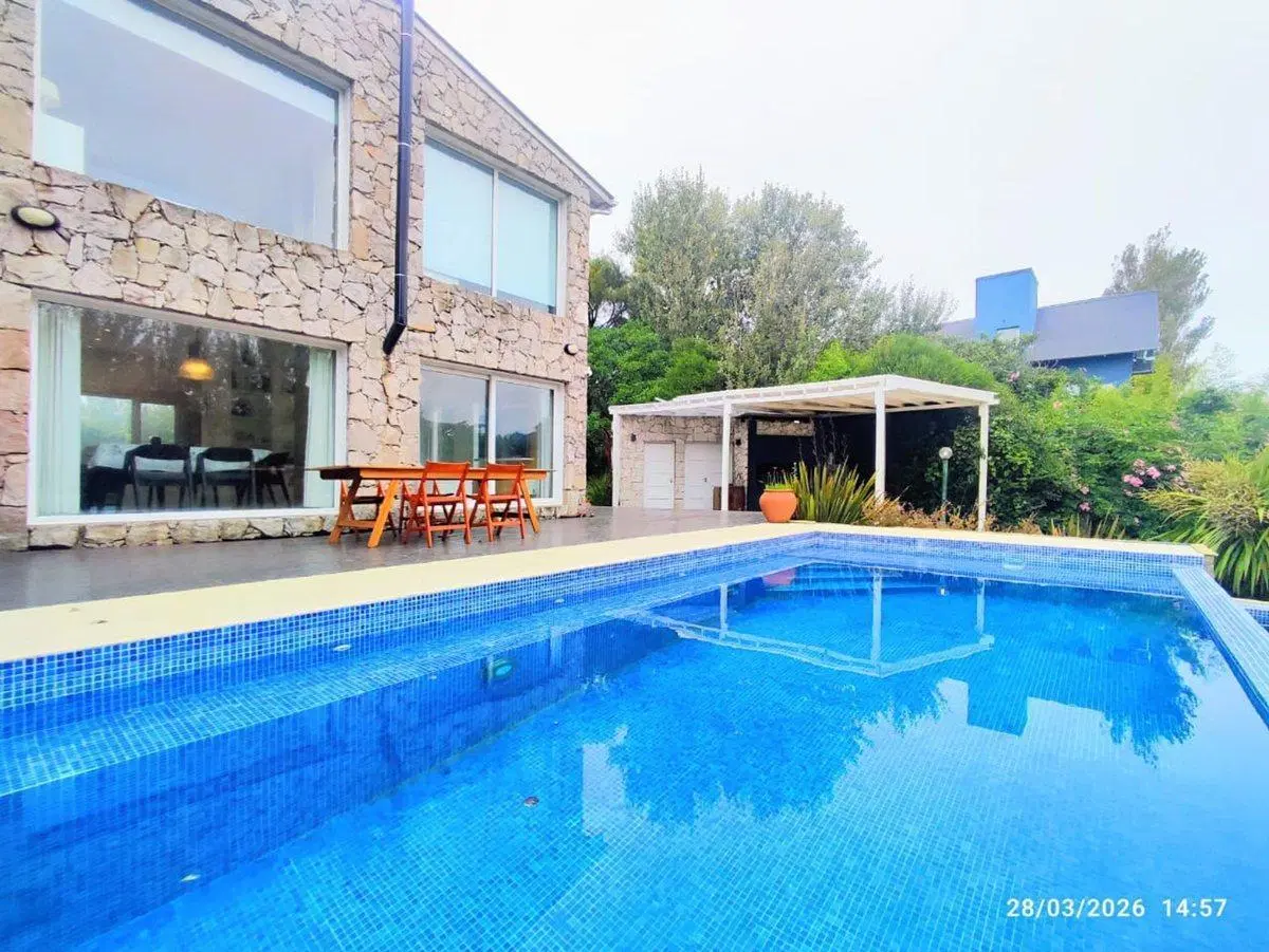 Venta Casa CARILO 3 ambientes con piscina y parque 2