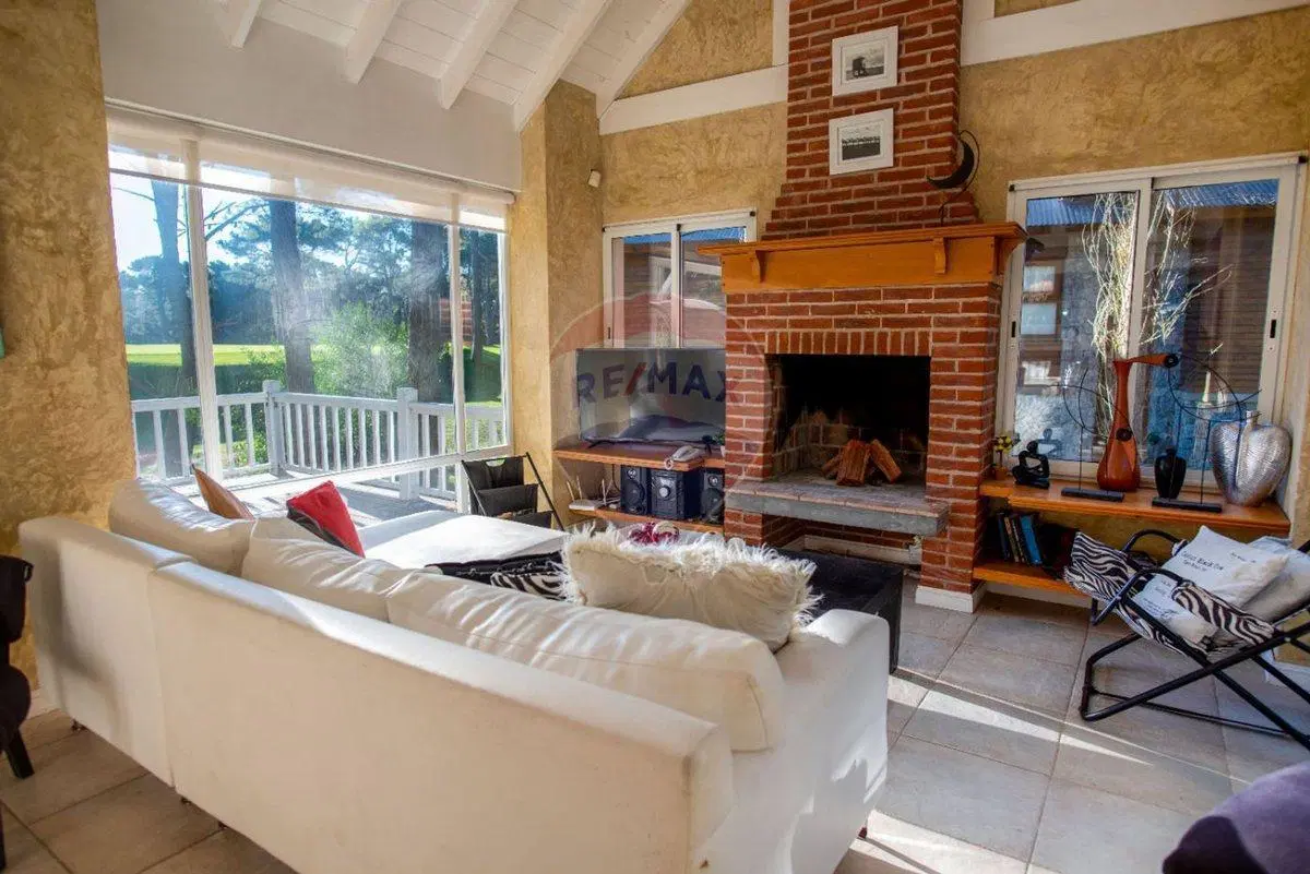 CASA EN VENTA FONDO AL GOLF CARILO 8