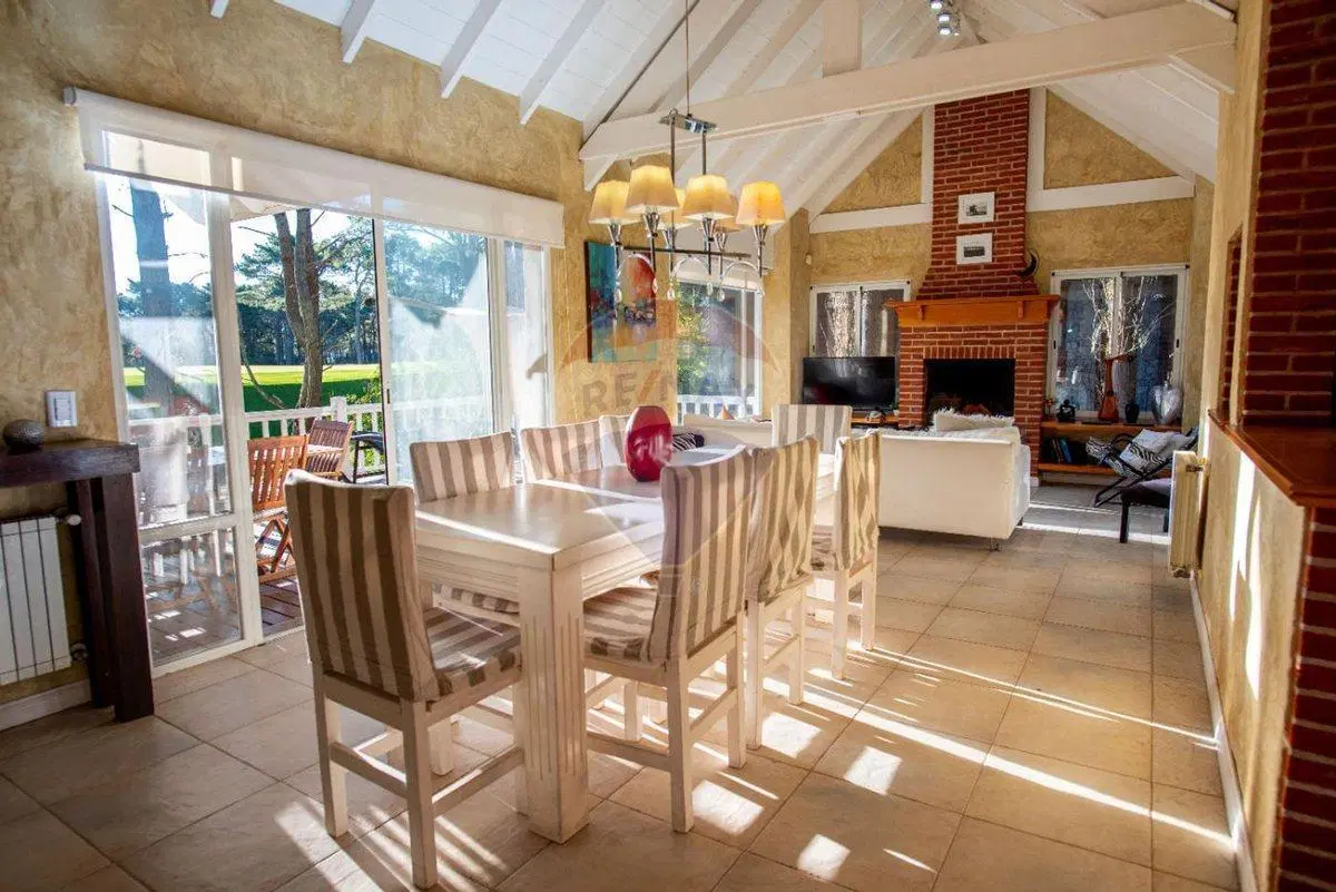 CASA EN VENTA FONDO AL GOLF CARILO 5