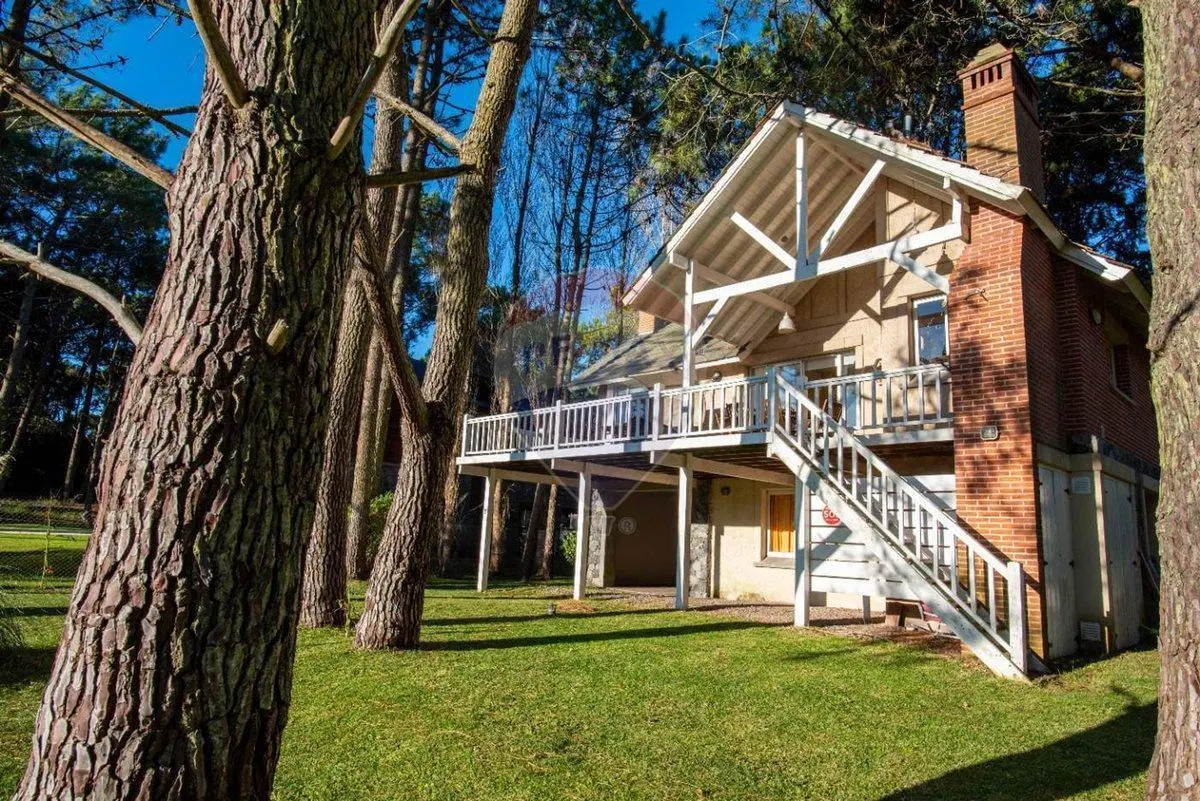 CASA EN VENTA FONDO AL GOLF CARILO 2