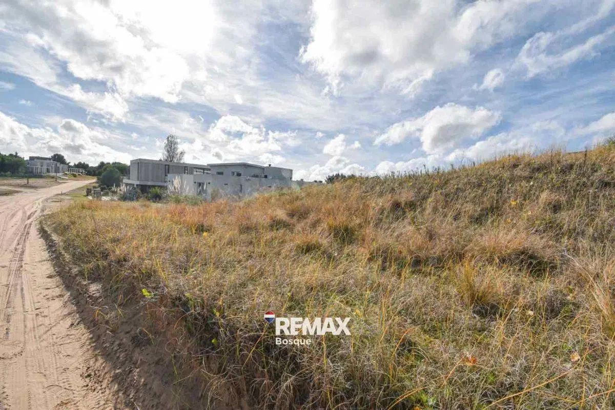 VENTA DE LOTE EN EL BARRIO GOLF DE COSTA ESMERALDA 8
