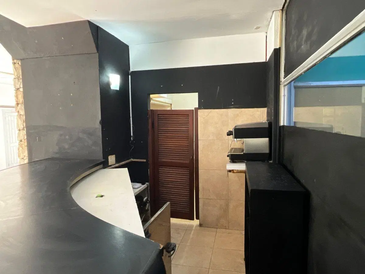 Venta Local Pinamar Centro, excelente ubicación. 2
