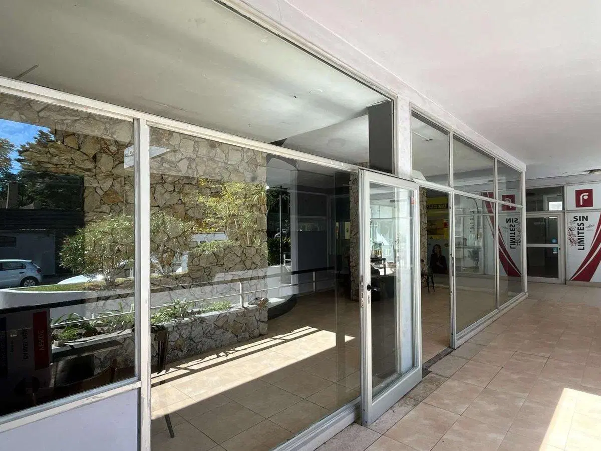 Venta Local Pinamar Centro, excelente ubicación. 4