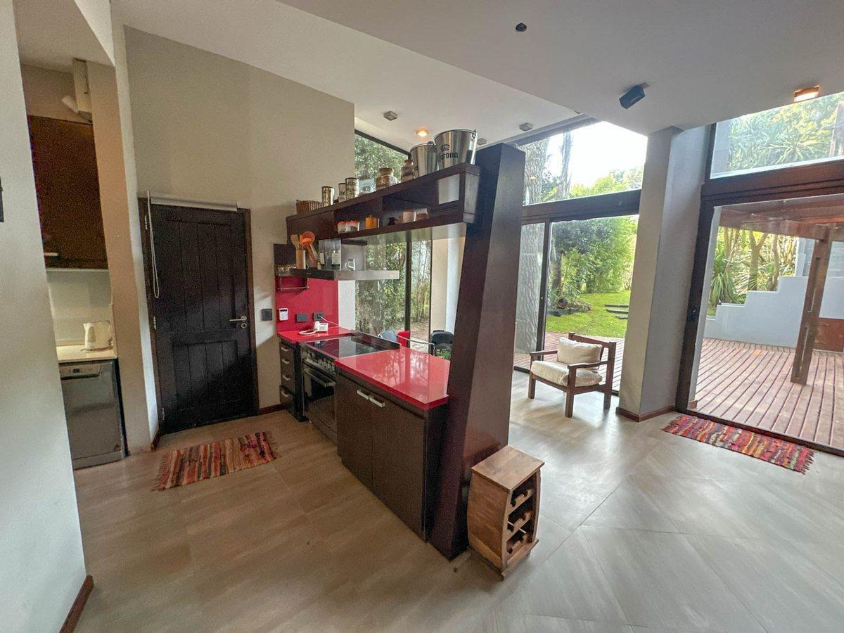 Foto de Venta moderna casa Mar de las Pampas 200 mts mar, imagen 4