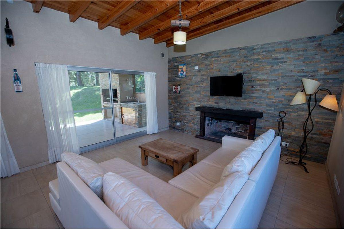 Foto de VENTA DE CASA EN COSTA ESMERALDA CON GAS NATURAL, imagen 1