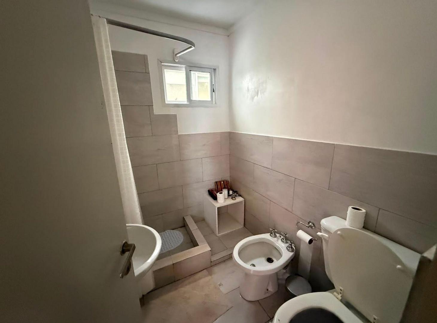 Foto de MONOAMBIENTE AMPLIO VENTA PINAMAR A METROS DEL MAR, imagen 3