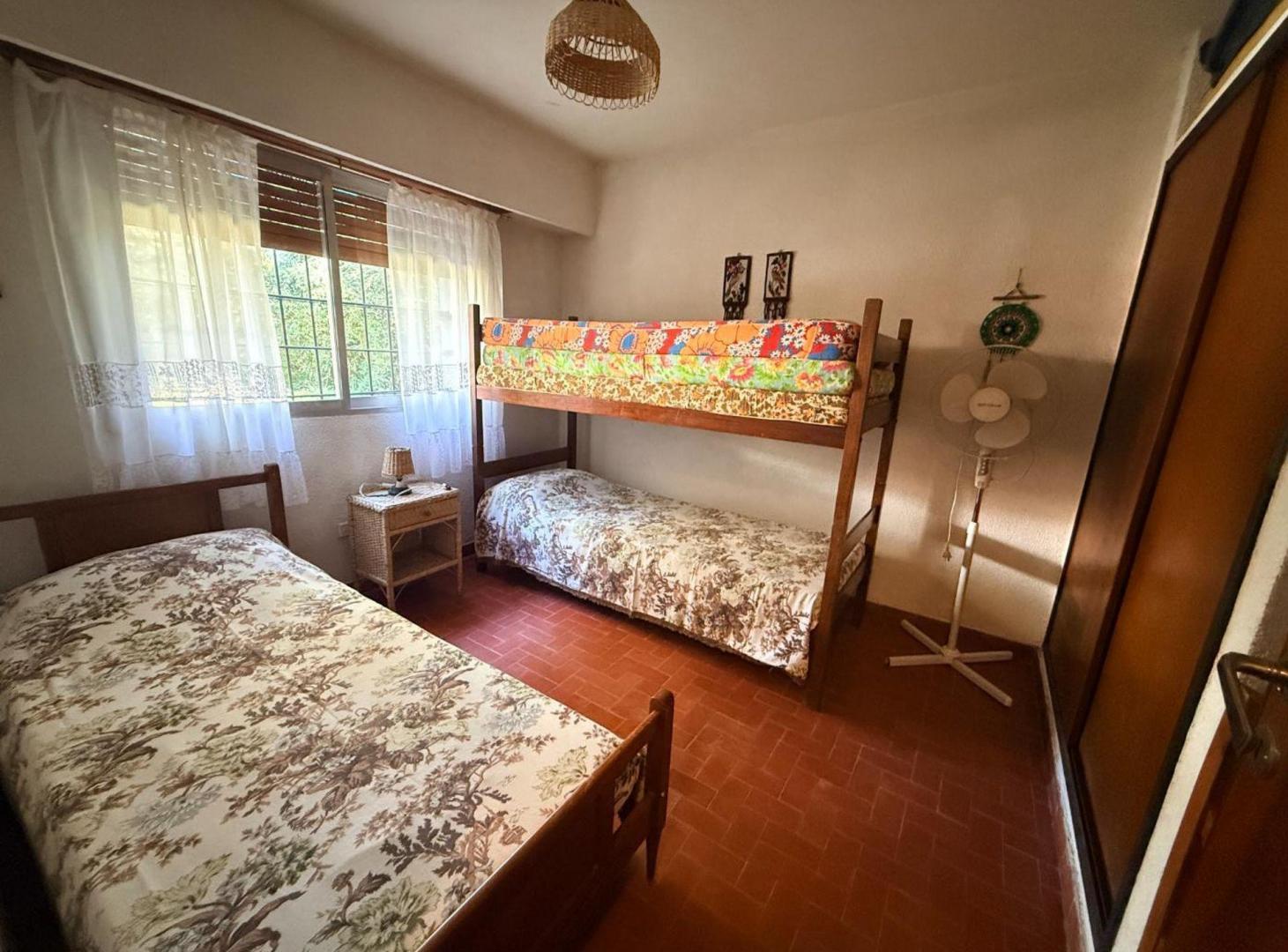 Foto de Venta Casa Pinamar Chalet clásico - 4 dorm 2 baños, imagen 3