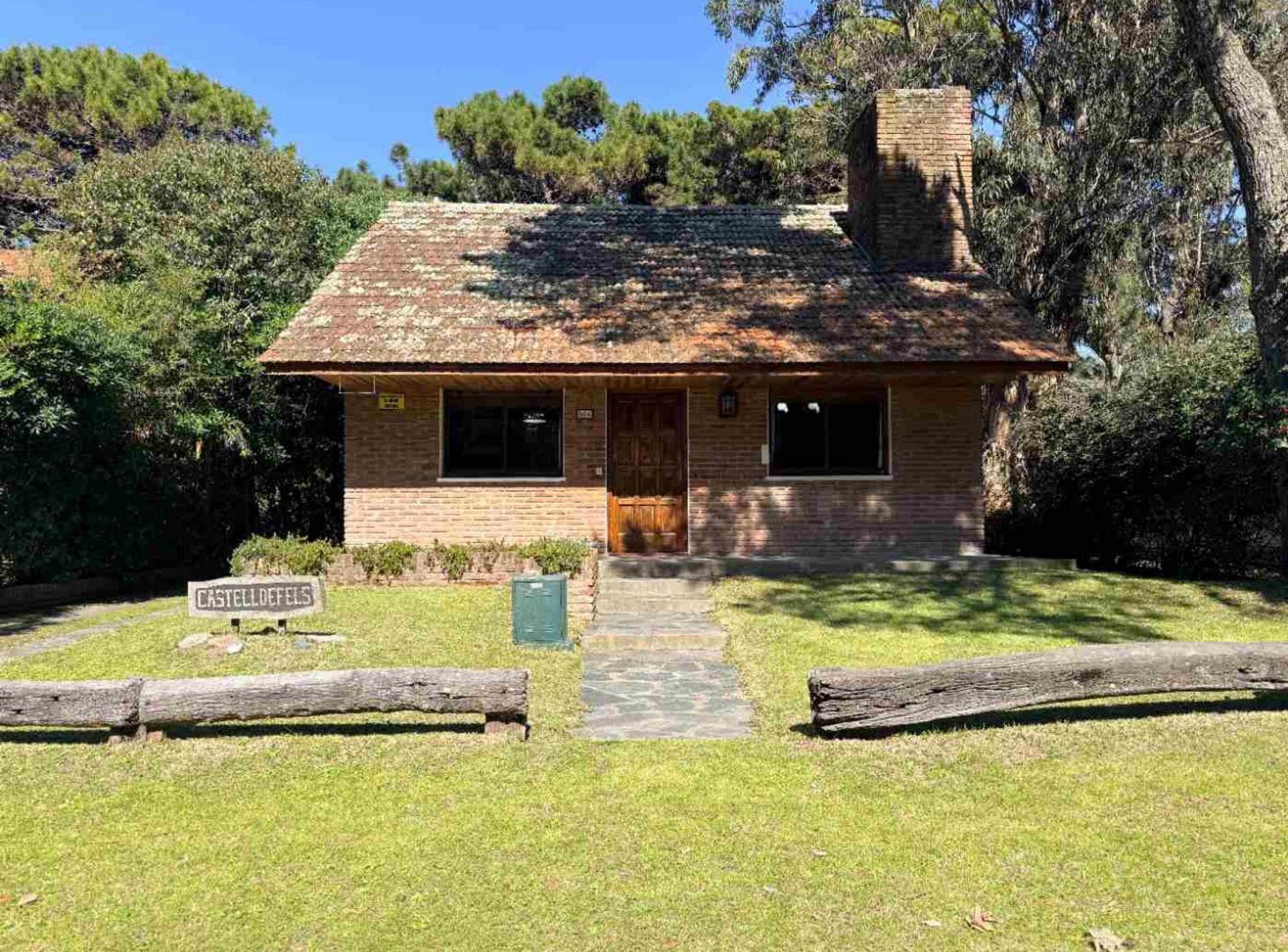 Foto de Venta Casa Pinamar Chalet clásico - 4 dorm 2 baños, imagen 1