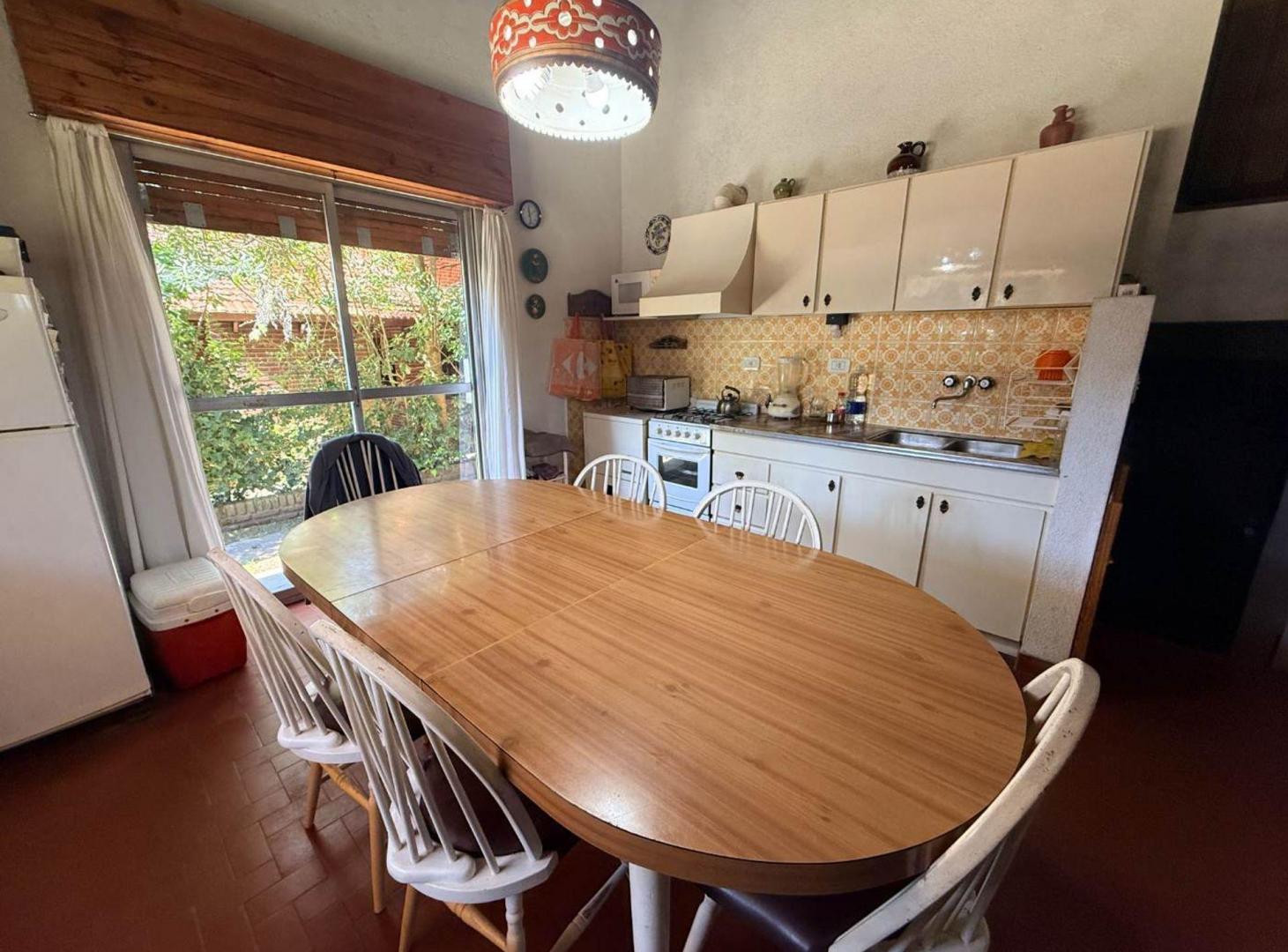 Foto de Venta Casa Pinamar Chalet clásico - 4 dorm 2 baños, imagen 2