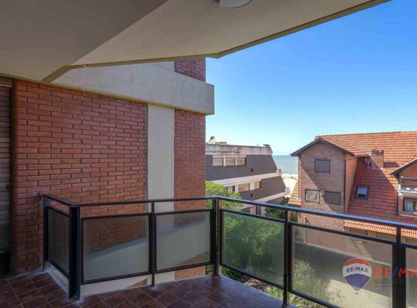 Foto de DEPARTAMENTO VENTA PINAMAR 5 AMB COCHERA MTS PLAYA, imagen 3