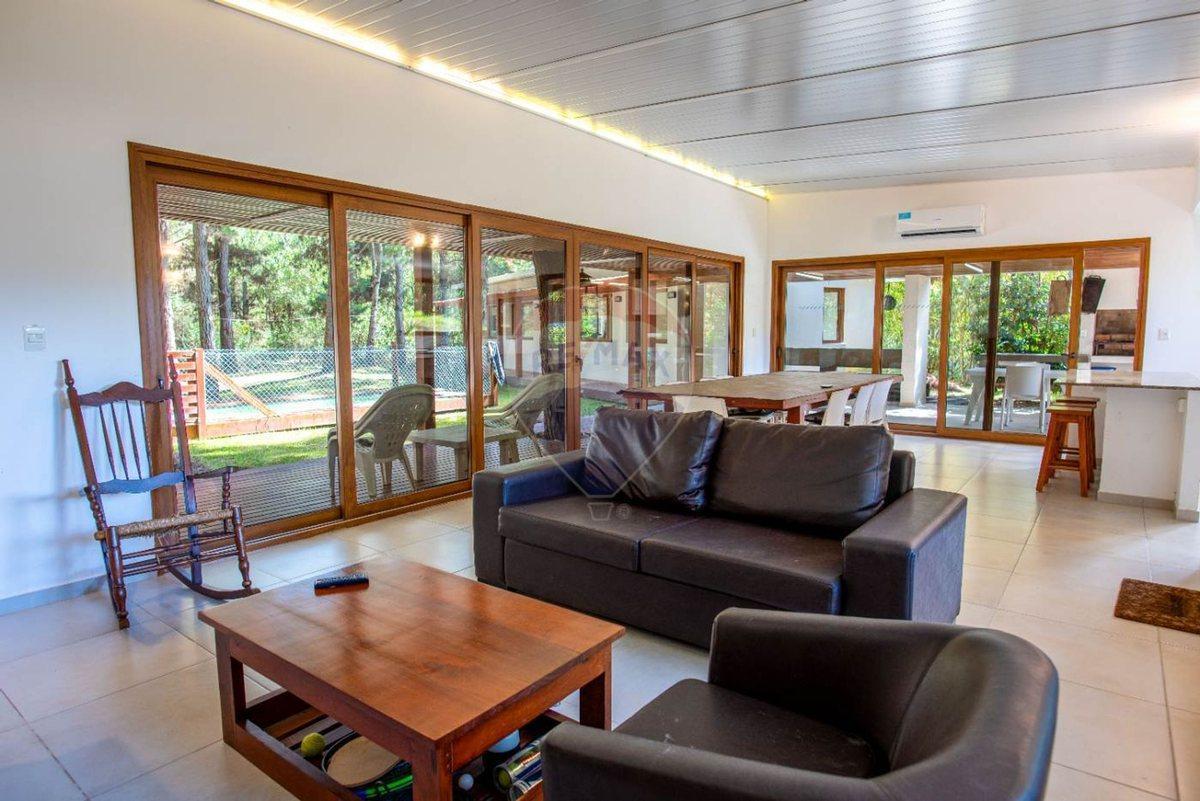 Foto de VENTA CASA COSTA ESMERALDA FONDO LIBRE Y PISCINA, imagen 4