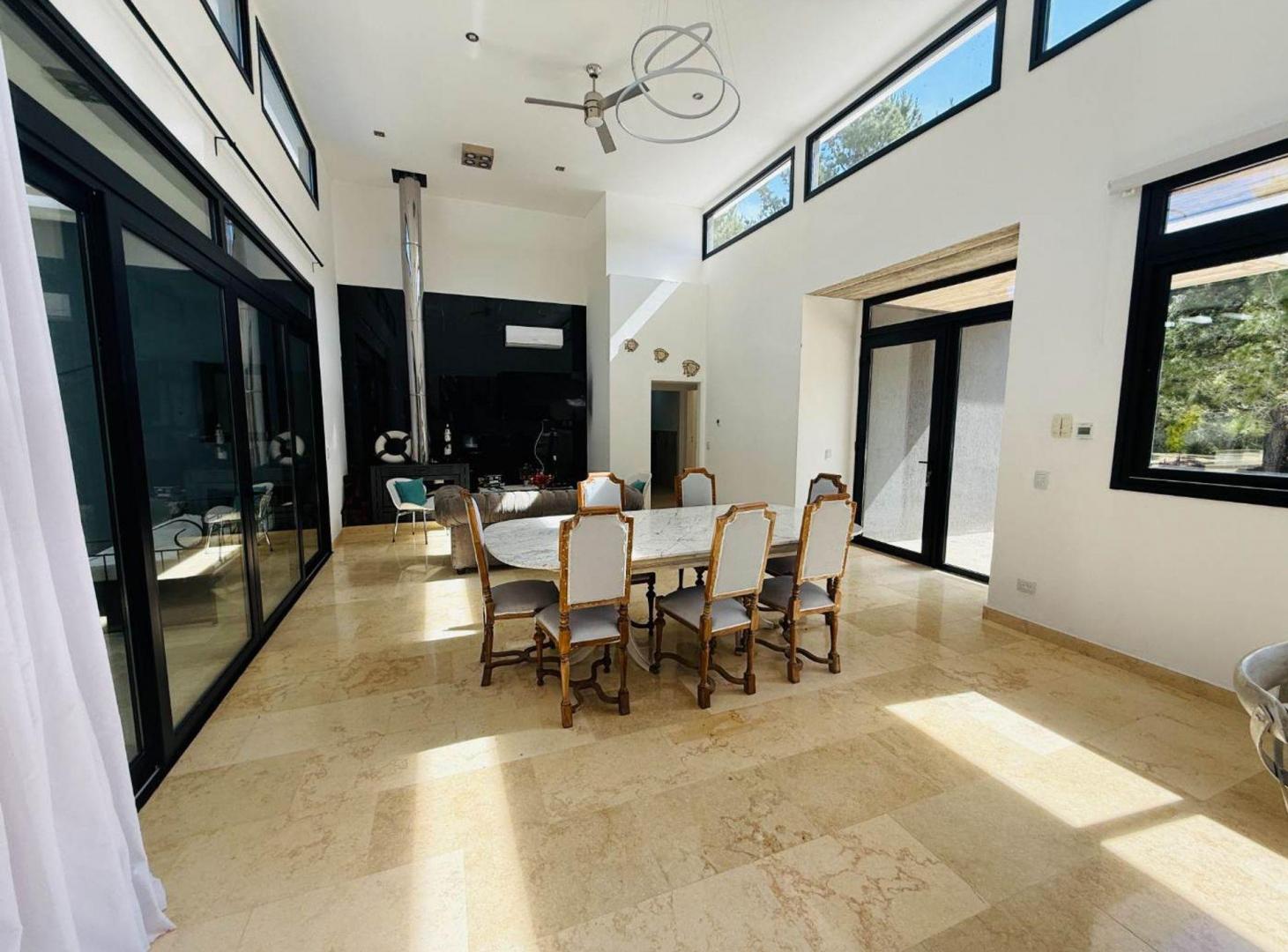 Foto de CASA VENTA VILLA ROBLES 5 AMBIENTES PISCINA GARAGE, imagen 3