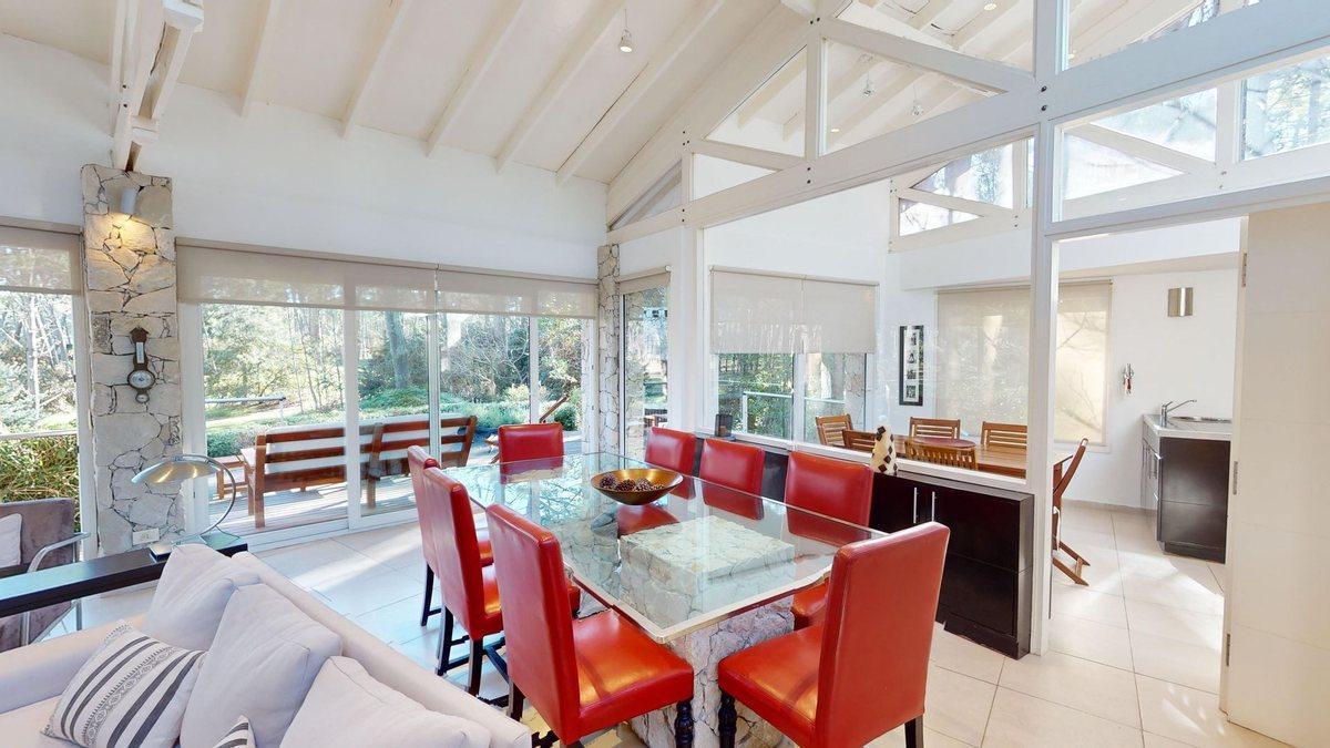 Foto de CASA EN VENTA EN CARILO. 6 AMBIENTES. FONDO GOLF, imagen 4