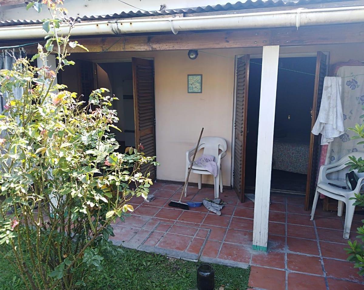 Casa al frente con cochera