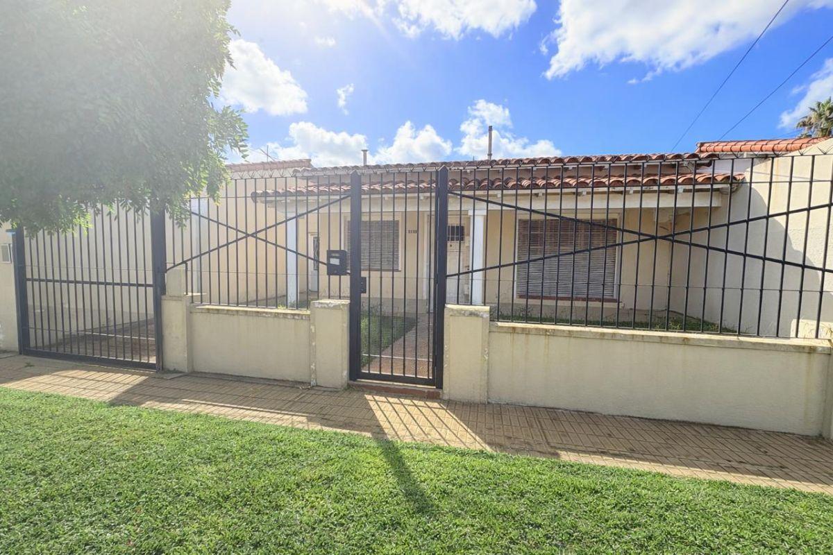 CASA SOBRE LOTE DE 10*30 (MEDIDAS APROXIMADAS)