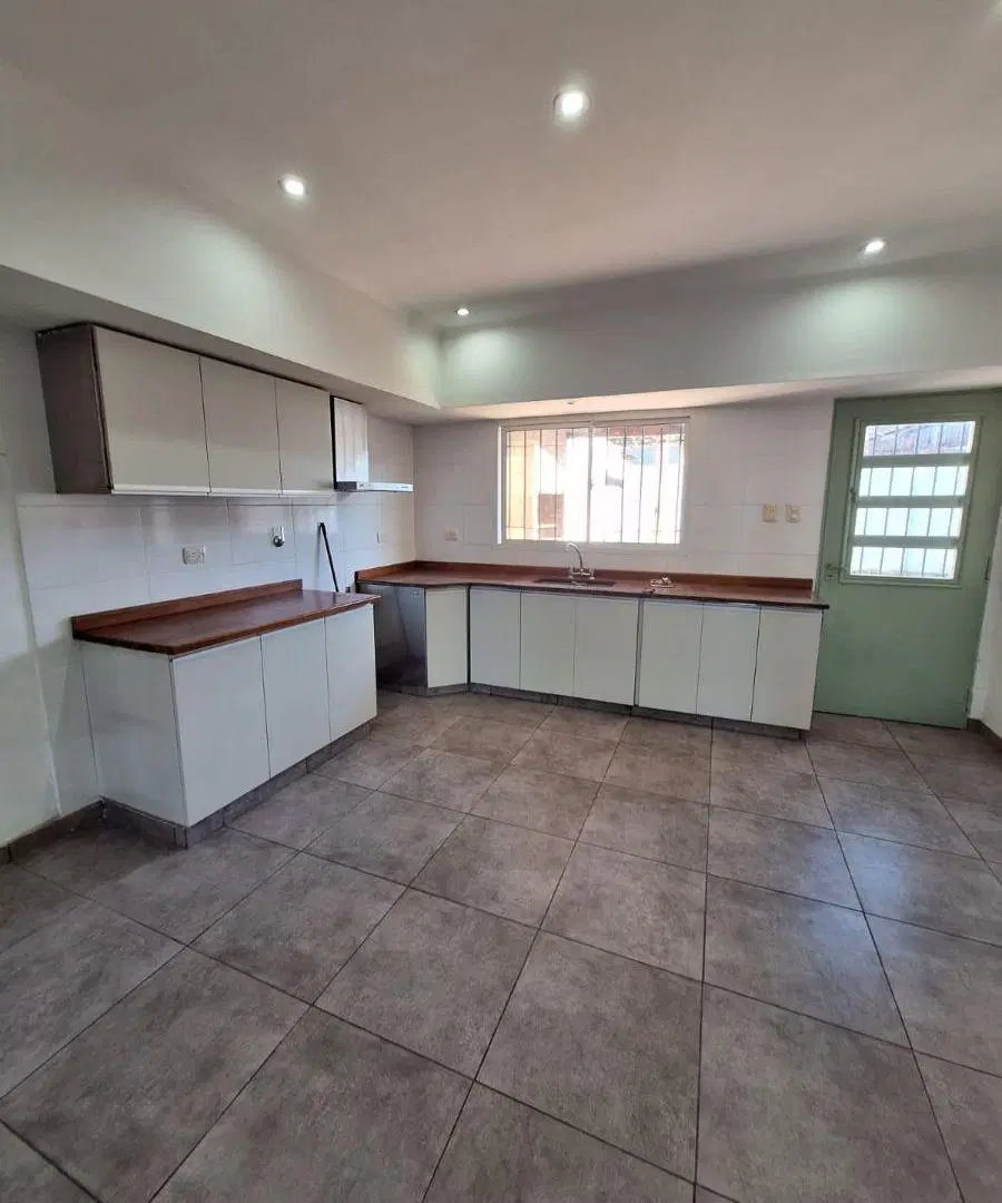 CASA MUY LUMINOSA Y AMPLIA 8