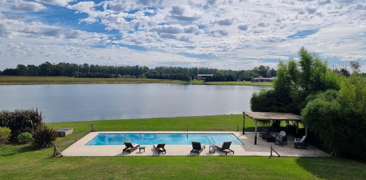 Alquiler temporario. Espectacular casa 950m2. Terreno de 2 has sobre laguna con patos! Chacras del P