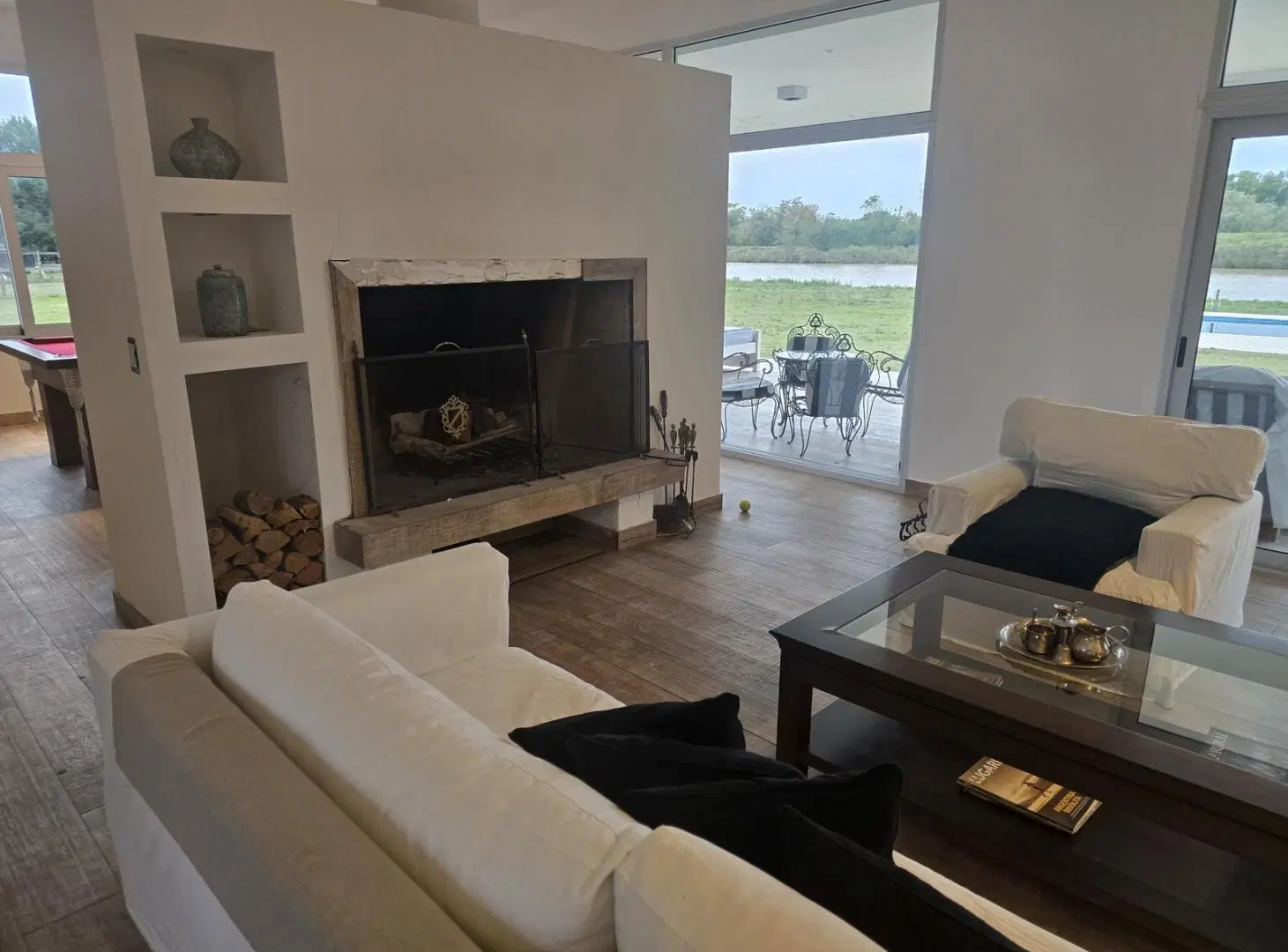 Venta casa en una planta. Terreno sobre laguna! Caballeriza. Chacras del Paraná. Seguridad 24 hs. 3