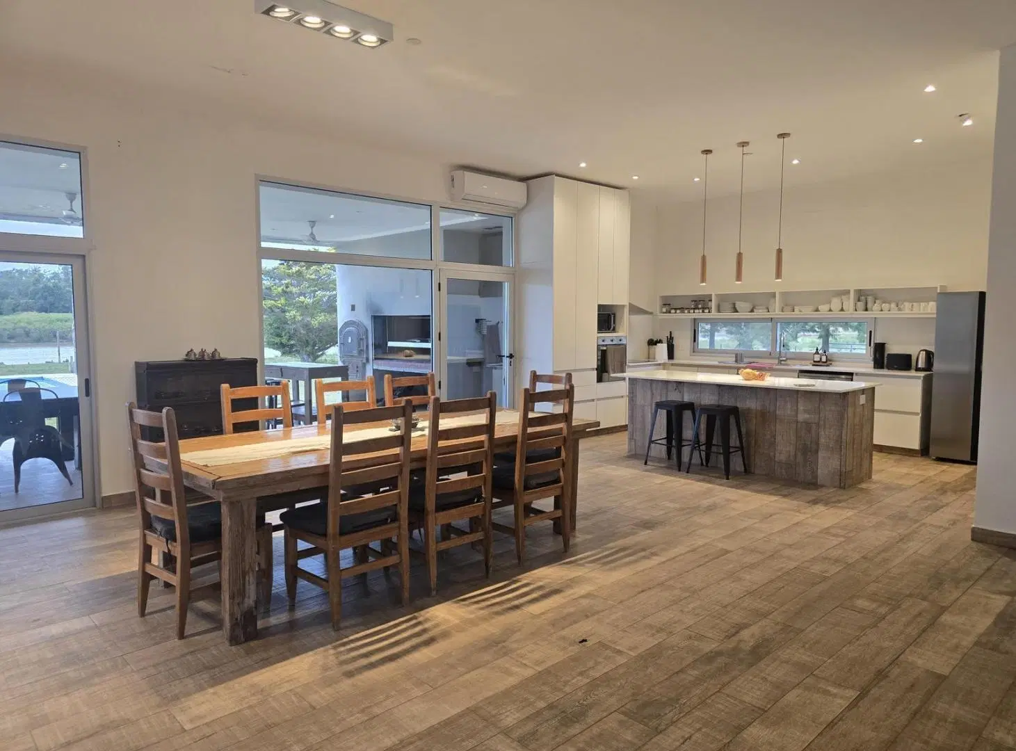 Venta casa en una planta. Terreno sobre laguna! Caballeriza. Chacras del Paraná. Seguridad 24 hs. 2