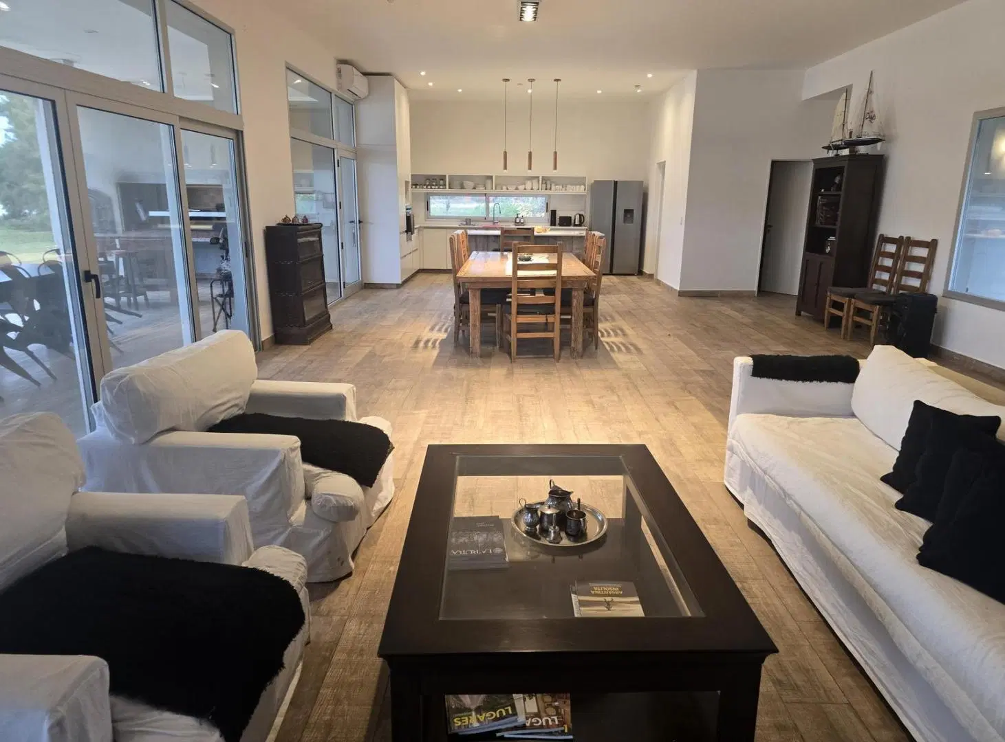 Venta casa en una planta. Terreno sobre laguna! Caballeriza. Chacras del Paraná. Seguridad 24 hs. 5