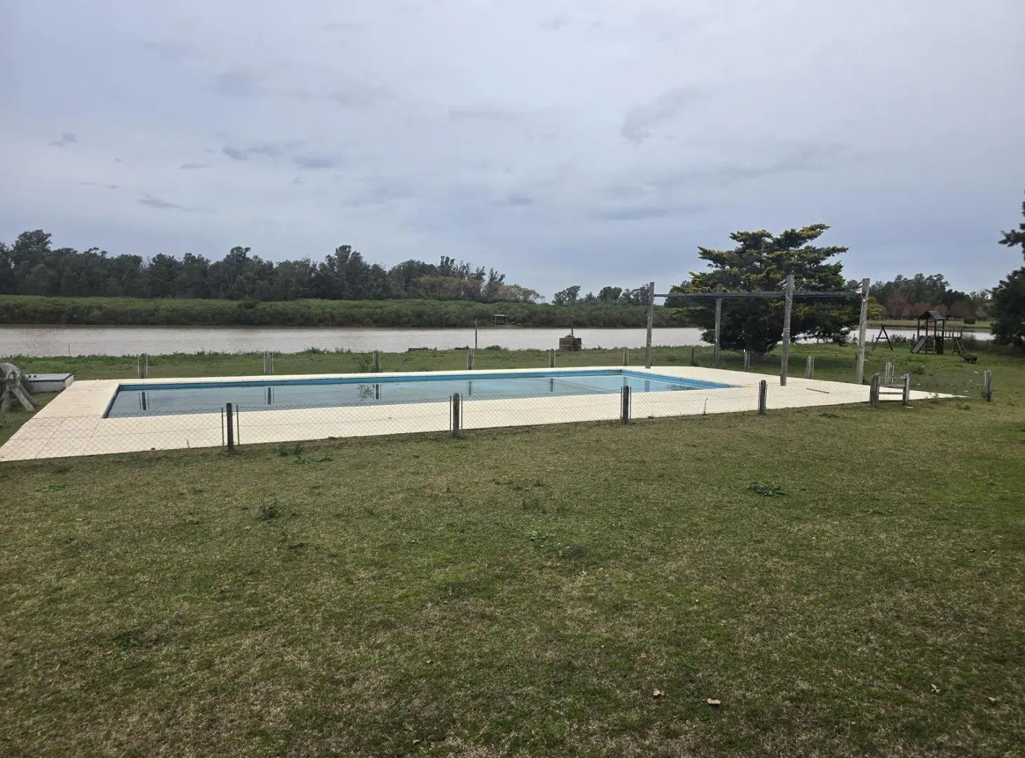 Venta casa en una planta. Terreno 2h sobre laguna! Caballeriza. Chacras del Paraná. Seguridad 24 hs. 4