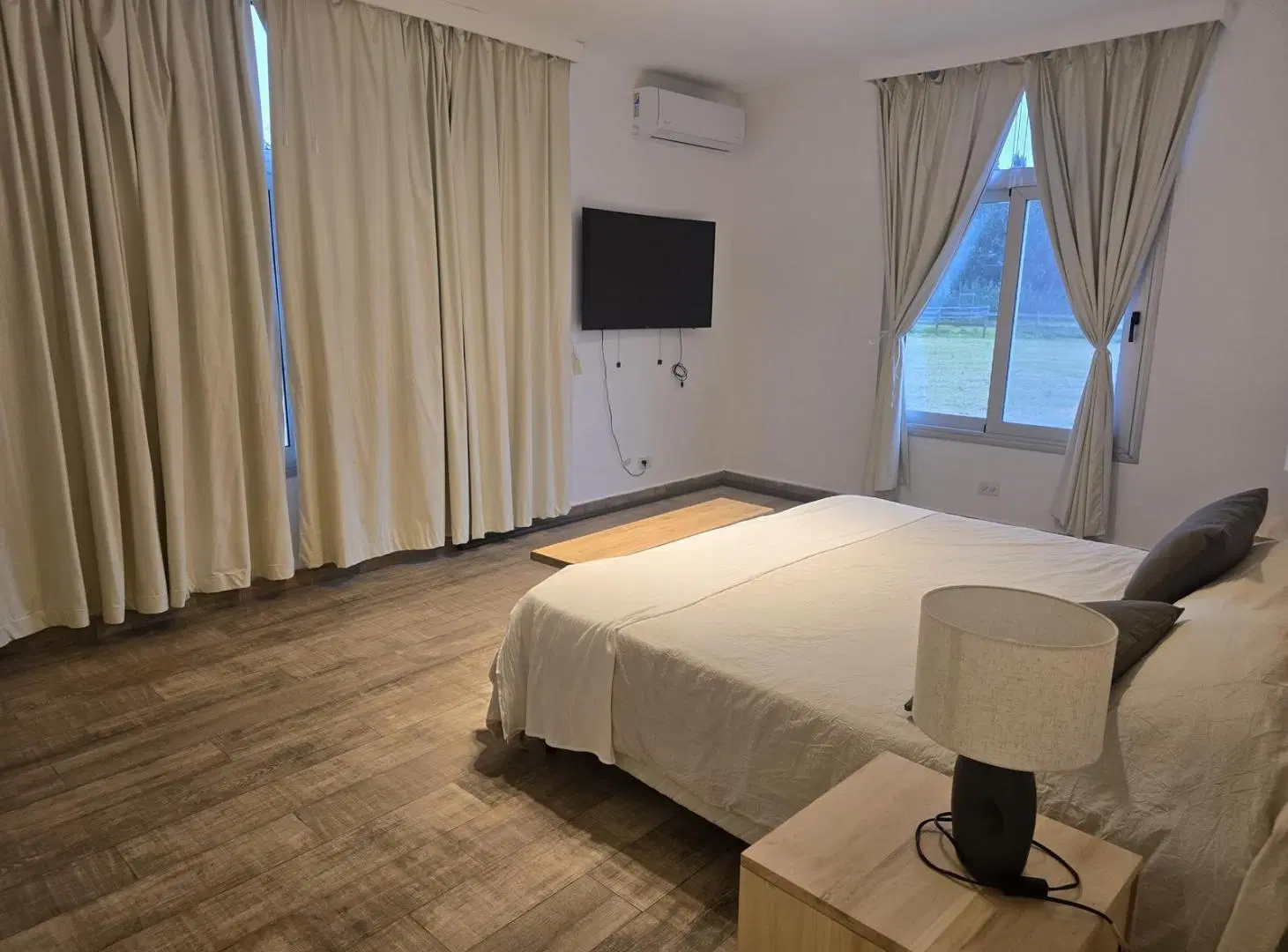 Venta casa en una planta. Terreno 2h sobre laguna! Caballeriza. Chacras del Paraná. Seguridad 24 hs. 2