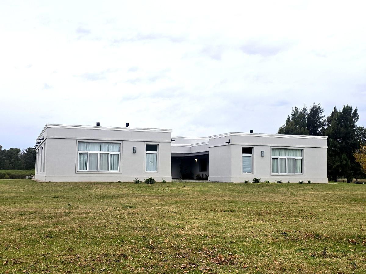 Venta casa en una planta. Terreno 2h sobre laguna! Caballeriza. Chacras del Paraná. Seguridad 24 hs.