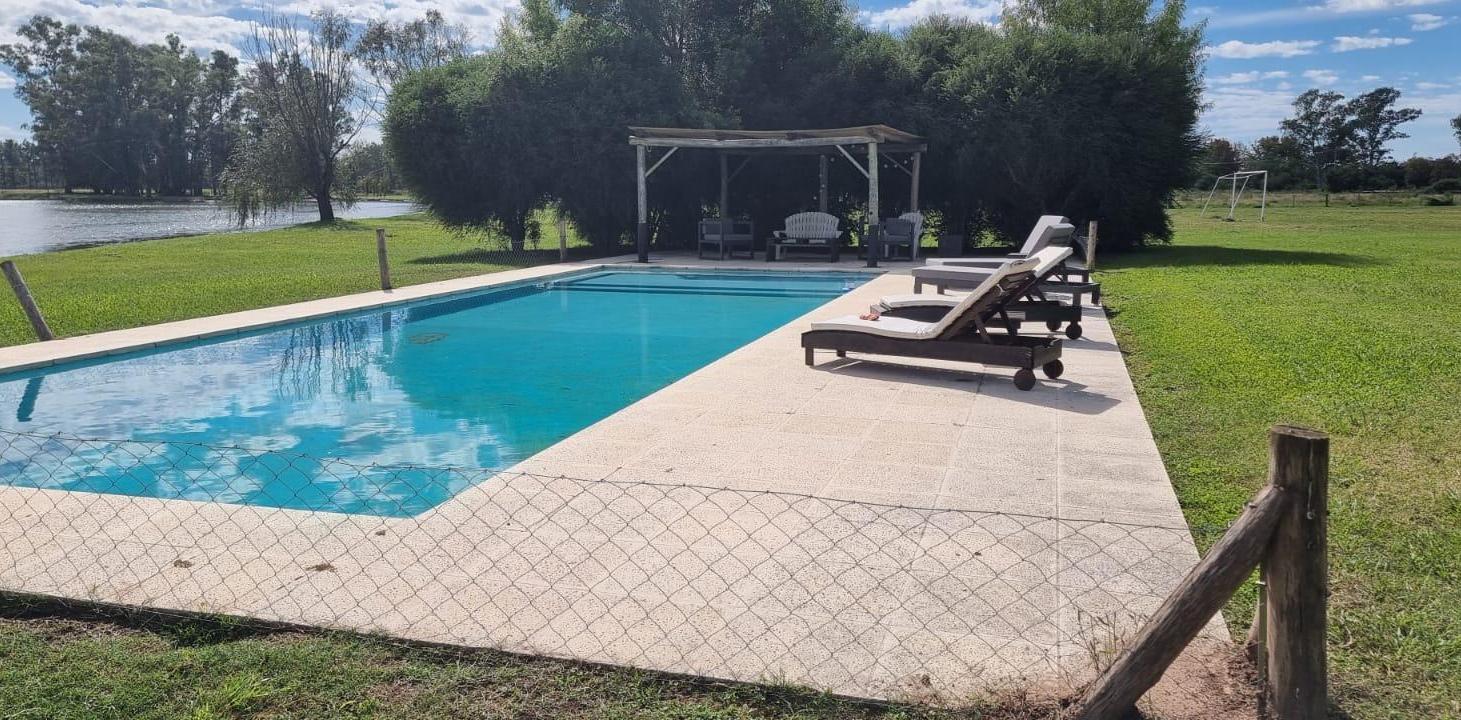 Venta. Espectacular casa 950m2. Terreno de 2 has sobre laguna con patos! Chacras del Paraná